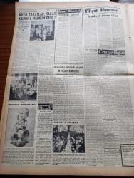 Vatan Gazetesi - 2 Aralık 1953 - Erim'lerin Pususu Yazan Ahmet Emin Yalman Köşe Yazısı - Maliye Bakanı Hasan Polatkan 1954 Yılı Bütçesi Esaslarını Anlattı - Ahmet Emin Yalman'a Suikast Davasına Bugün Devam Edilecek - Pakistan Devlet Başkanı Gulam Muhammed Gitti - Problemler Kulüp - Demokrat Parti Meclis Grubunda Başbakan Adnan Menderes İzahat Verdi - Verem Mütehassısı Profesör F. Heaf Demeçte Bulundu - Başbakan Adnan Menderes Bir Amerikan Dergisine Beyanat Verdi - Yeni Patrikhane Binası Fener'de Yapılacak - Hukuk Fakültesi Talebe Cemiyeti Kongresi Yapıldı - Yeşil Gözlü Soledad Yazan Greta Granor Yazı Dizisi - Baruthane'de Yeni Bir Şehir Kuruluyor - Samsun Vapuru Havuzdan Çıktı - Maraş'ta Bir Dokuma Fabrikası Kurulacak - Amerikan Yardımının %90 Kesilmesi İstendi - Filarmoni Konseri - Mozart - Beethoven - Denizaltıları Kurtarmak İçin Yeni Bir Çan İcad Edildi - Kılıçali Hamamı Yazan Adnan Veli Yazı Dizisi - Fransızlar Film Sansürü Hakkında Ne Düşünüyor - Sinema Tenkidleri  Atilla İlhan