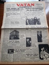 Vatan Gazetesi - 3 Aralık 1953 - Ahmet Emin Yalman Köşe Yazısı - Ticaret Bakanlığı Yeni Faaliyete Hazırlanıyor - Ahmet Emin Yalman'a Suikast Duruşmasına Dün De Devam Edildi - Necip Fazıl Kısakürek'in Mısır'daki İhvanı Muslimin Cemiyeti İle İlişkisi Olduğu Tespit Edildi - Cevat Rifat Atılhan Tahliye Oldu - İnsan Hakları Haftası Başladı - Ney Üstadı Süleyman Erguner Öldü - İngiltere'de 1 Milyon İşçi Grev Halinde - Yeşil Gözlü Soledad Yazan Greta Granor Yazı Dizisi - Tekel Genel Müdürlüğünde Bir Yolsuzluk Meydana Çıkarıldı - Veba Yazan Albert Camus Yazı Dizisi - Siyasal Bilgiler Fakültesinin Yıldönümü - Amme İdaresi Enstitüsü - Hoş Memo Karikatür - Londra'da Bir Cami Yaptırılacak - Beria'nın Adı Sovyet Ansiklopedisinden Çıkarıldı - Sigara Zifirinde Kanser Yapan Bir Madde Varmış - Çarşaf Giyenler - Afrika'da 4 Ay Yazan Tunç Yalman Yazı Dizisi - Vefa Beykoz'u Dün 4 1 Mağlup Etti - Şehir Tiyatrosunda Semerkant'ta Oyunu - Gripin - Beden Terbiyesi Genel Müdürlüğü Lağvediliyor - Çeşit Mağazası