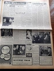 Vatan Gazetesi - 1 Kasım 1953 - Meclis'in Mesuliyeti Yazan Ahmet Emin Yalman Köşe Yazısı - Celal Bayar'ın Amerika Seyahati Büyük Alaka Uyandırdı - Kasım Gülek Dün Beyanatta Bulundu - Cumhuriyet Halk Parti'lilerin Dövülmesi Hadisesi - Amerika Japonya'yı Silahlandıracak - Doğu Berlin'deki Kaynaşma - Millet Meclisi Celal Bayar'ın Nutku İle Bugün Açılıyor - Büyük Bir Eroin Şebekesi Meydana Çıkarıldı - İstanbul Üniversitesi Talebe Birliği Beyanname Yayınladı - Edinburg Dükü Kral Naibi Oluyor - Yeşil Gözlü Soledad Yazan Greta Granor Yazı Dizisi - Arap Harflerinden Türk Harflerine Yazan İhsan Ada - 10 Kasım Töreni İçin Hazırlıklar Devam Ediyor - İstanbul Liselilerin Lokali Açıldı - İran İngiltere İle Anlaşmaya Hazır - Eski Mısır Kralı Faruk Düelloya Davet Edildi - Veba Yazan Albert Camus Yazı Dizisi - İstanbul Kapılarında Fethin Büyük Tarihî Romanı Yazan Feridun Fazıl Tülbentçi Yazı Dizisi - Gripin - Kısa İlanlar - İstanbul Ankara İzmir Radyosu Programı - 1953 1954 Öğrenim Yılı - Ali Sipahi