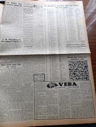 Vatan Gazetesi - 1 Kasım 1953 - Meclis'in Mesuliyeti Yazan Ahmet Emin Yalman Köşe Yazısı - Celal Bayar'ın Amerika Seyahati Büyük Alaka Uyandırdı - Kasım Gülek Dün Beyanatta Bulundu - Cumhuriyet Halk Parti'lilerin Dövülmesi Hadisesi - Amerika Japonya'yı Silahlandıracak - Doğu Berlin'deki Kaynaşma - Millet Meclisi Celal Bayar'ın Nutku İle Bugün Açılıyor - Büyük Bir Eroin Şebekesi Meydana Çıkarıldı - İstanbul Üniversitesi Talebe Birliği Beyanname Yayınladı - Edinburg Dükü Kral Naibi Oluyor - Yeşil Gözlü Soledad Yazan Greta Granor Yazı Dizisi - Arap Harflerinden Türk Harflerine Yazan İhsan Ada - 10 Kasım Töreni İçin Hazırlıklar Devam Ediyor - İstanbul Liselilerin Lokali Açıldı - İran İngiltere İle Anlaşmaya Hazır - Eski Mısır Kralı Faruk Düelloya Davet Edildi - Veba Yazan Albert Camus Yazı Dizisi - İstanbul Kapılarında Fethin Büyük Tarihî Romanı Yazan Feridun Fazıl Tülbentçi Yazı Dizisi - Gripin - Kısa İlanlar - İstanbul Ankara İzmir Radyosu Programı - 1953 1954 Öğrenim Yılı - Ali Sipahi