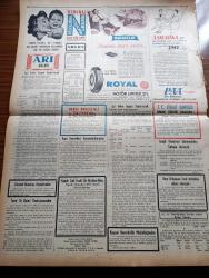 Vatan Gazetesi - 1 Kasım 1953 - Meclis'in Mesuliyeti Yazan Ahmet Emin Yalman Köşe Yazısı - Celal Bayar'ın Amerika Seyahati Büyük Alaka Uyandırdı - Kasım Gülek Dün Beyanatta Bulundu - Cumhuriyet Halk Parti'lilerin Dövülmesi Hadisesi - Amerika Japonya'yı Silahlandıracak - Doğu Berlin'deki Kaynaşma - Millet Meclisi Celal Bayar'ın Nutku İle Bugün Açılıyor - Büyük Bir Eroin Şebekesi Meydana Çıkarıldı - İstanbul Üniversitesi Talebe Birliği Beyanname Yayınladı - Edinburg Dükü Kral Naibi Oluyor - Yeşil Gözlü Soledad Yazan Greta Granor Yazı Dizisi - Arap Harflerinden Türk Harflerine Yazan İhsan Ada - 10 Kasım Töreni İçin Hazırlıklar Devam Ediyor - İstanbul Liselilerin Lokali Açıldı - İran İngiltere İle Anlaşmaya Hazır - Eski Mısır Kralı Faruk Düelloya Davet Edildi - Veba Yazan Albert Camus Yazı Dizisi - İstanbul Kapılarında Fethin Büyük Tarihî Romanı Yazan Feridun Fazıl Tülbentçi Yazı Dizisi - Gripin - Kısa İlanlar - İstanbul Ankara İzmir Radyosu Programı - 1953 1954 Öğrenim Yılı - Ali Sipahi