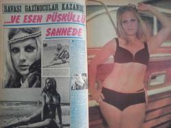Pazar Haftalık Aktüalite Sinema Tiyatro Müzik ve Magazin Dergisi - 27 Ağustos 1971 - Sayı:779 - Piraye Uzun - Hülya Darcan - Fatma Girik makyajsız poz verdi - ''Ben böyle de güzelim'' - Seher Şeniz çıplaklıktan vazgeçemiyor - Kartal Tibet - Quink Mürekkep Reklamı - Piraye Uzun'un ''Bikini'' gösterisi - Uğur Güçlü iki ay sonra Piraye Uzun'la film çevirdi - Ve Esen Püsküllü sahnede - Devlet Devrim - Mine Mutlu - Selma Güneri - Nebahat Çehre - Ajda Pekkan - emel Sayın - Göksel Arsoy - Bahar Erdeniz - Serpil Örümcer - Sevda Ferdağ - Funda Gürçen - Miss Deodrant Reklamı - Muhterem Nur - Cihat Aşkın - Nigar Uluerer - Fatma Karanfil - Zeynep Aksu - Fikret Hakan - Ülkü Erakalın - Rüştü Asyalı - Sami Hazinses - Erol Taş - Hülya Koçyiğit - Tamer Yiğit - Feri Cansel fotoğraf ve haberi - Tam Takım Dergi