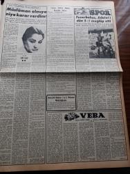Vatan Gazetesi - 2 Kasım 1953 - Meclis Celal Bayar'ın Mühim Bir Nutku İle Dün Açıldı - Meclis Fevkalade Bir Gün Geçirdi - Ahmet Emin Yalman Köşe Yazısı - Trieste Polisine Hazırol Emri Verildi - Cumhurbaşkanı 3,5 İcraatın 950 Öncesiyle Mukayeseli Tablosunu Yaptı - Koreli Esirler İzahatı Dinlemekten Vazgeçtiler - İstanbul Üniversitesinde İki Törenle Bugün Derslere Başlanıyor - Fenerbahçe Adalet Maçında Adalet Kalecisi Erdoğan'ın Kurtarışı Fotoğraf - Yeşil Gözlü Soledad Yazan Greta Granor Yazı Dizisi - Türkiye Terziler Federasyonu Kuruluyor - Dokunulmazlıklarının Kaldırılması İstenen Milletvekilleri - Harf İnkılabının Yıldönümü Bugün Kutlanıyor - Ermenice Yogovurt İsimli Bir Gazete Çıkmaya Başladı - Toynbee Atatürk'ü Övüyor - Yeni Sabah Gazetesinde Provakatif Yazılar - Rauf Onursal CHP'nin Kapatılmasını İstedi - Milli Güreş Takımı Final Seçmesi - Rita Caruso'nun Hayat Macerası Yazı Dizisi Esin Talu Yazı Dizisi - Veba Yazan Albert Camus Yazı Dizisi - Atlet Emil Zatopek'ten İki Dünya Rekoru