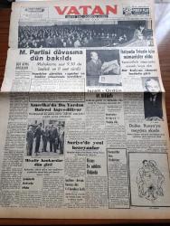 Vatan Gazetesi - 22 Ekim 1953 - Ahmet Emin Yalman Köşe Yazısı - Millet Partisi Davasına Dün Bakıldı - Amerika'da Dış Yardım Dairesi Lağvediliyor - İsrail Ürdün İhtilafı - Suriye Hatay'dan Başka Urfa Harran Antep Tarsus Ve Adana'yı Da İstiyorlar - İtalya'da Trieste İçin Nümayişler Oldu - Amerika Dışişleri Bakanı John Foster Dulles Rusya'ya Meydan Okudu- Fenerbahçe Manchester City'e 5 1 Mağlup Oldu - İngiltere Avrupa Karması 4 4 Berabere Kaldı - Yeşil Gözlü Soledad Yazan Greta Granor Yazı Dizisi - Selim Sarper'in Üç Mesele Hakkında Beyanatı Yazan Kemal Bağlum - Memurların Telefon Konuşmaları Tesbit Ediliyor - Değerli Sanatkar Mücap Ofluoğlu Evlendi - Japonya'da Atom Fiziği Enstitüsü Kuruluyor - Afrika'da 4 Ay Yazan Tunç Yalman Yazı Dizisi - İstanbul Kapılarında Fethin Büyük Tarihî Romanı Yazan Feridun Fazıl Tülbentçi Yazı Dizisi - Operamızın İki Yıldızı Azra Çaplı Eşi Erdoğan Çaplı - Aspirin Tiryakiliği - Öğretim Eğitim Gençliği - Borsa -Türk Gazetecileri İran Başbakanı Zahidi'yi Ziyaret