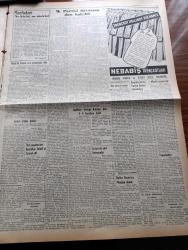 Vatan Gazetesi - 22 Ekim 1953 - Ahmet Emin Yalman Köşe Yazısı - Millet Partisi Davasına Dün Bakıldı - Amerika'da Dış Yardım Dairesi Lağvediliyor - İsrail Ürdün İhtilafı - Suriye Hatay'dan Başka Urfa Harran Antep Tarsus Ve Adana'yı Da İstiyorlar - İtalya'da Trieste İçin Nümayişler Oldu - Amerika Dışişleri Bakanı John Foster Dulles Rusya'ya Meydan Okudu- Fenerbahçe Manchester City'e 5 1 Mağlup Oldu - İngiltere Avrupa Karması 4 4 Berabere Kaldı - Yeşil Gözlü Soledad Yazan Greta Granor Yazı Dizisi - Selim Sarper'in Üç Mesele Hakkında Beyanatı Yazan Kemal Bağlum - Memurların Telefon Konuşmaları Tesbit Ediliyor - Değerli Sanatkar Mücap Ofluoğlu Evlendi - Japonya'da Atom Fiziği Enstitüsü Kuruluyor - Afrika'da 4 Ay Yazan Tunç Yalman Yazı Dizisi - İstanbul Kapılarında Fethin Büyük Tarihî Romanı Yazan Feridun Fazıl Tülbentçi Yazı Dizisi - Operamızın İki Yıldızı Azra Çaplı Eşi Erdoğan Çaplı - Aspirin Tiryakiliği - Öğretim Eğitim Gençliği - Borsa -Türk Gazetecileri İran Başbakanı Zahidi'yi Ziyaret