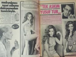 Pazar Haftalık Aktüalite Sinema Tiyatro Müzik ve Magazin Dergisi - 21 Ocak 1972 - Sayı:800 - Arzu Okay - Sevim Emre - Yıldız Kenter'in kızı Leyla Kenter ikinci filmini de çevirdi - Yıldırım Önal - Cüneyt Arkın - Melek Görgün ''Kara Kış'' a soyunarak meydan okudu - Doctor Renaud Losyon Reklamı - Arzu Okay da aşkını açıkladı - Yusuf Tuna - Ünsal Emre - Emel Sayın - Metin Erksan - Serdar Gökhan - Tarık Akan - Müfit Noyan - Levent Çakır - Gül Tener - Yeşim Tan - Beyza Başar - Ender Doruk - Meral Zeren - Müşerref Tezcan - Semra Karaca - Leyla Kenter - Bahar Erdeniz - Ceyda Karahan - Zeynep Değirmencioğlu - Memduh Ün - Muhterem Nur - İzzet Günay Kaç Kılığa Girdiler? - Erol Taş - Selma Güneri - Kadir Savun - Süleyman Turan - Esen Püsküllü - Mine Mutlu - Nilüfer Aydan - Cihangir Gaffari - Tijen Doray - Fikret Uçak - Dinçer Önal - Sedef İnci - Erdoğan Seren - Erol Yeşilyaprak - Tahsin Koray - Yılmaz Güney Ameliyat olunca - Sevim Emre fotoğraf ve haberi - Tam Takım Dergi