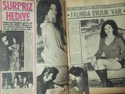 Pazar Haftalık Aktüalite Sinema Tiyatro Müzik ve Magazin Dergisi - 25 Şubat 1972 - Sayı:805 - Türkan Şoray - Piraye Uzun - Nigar Uluerer - Sürpriz Hediye - Selahattin Rezzan - Mine Mutlu - İzzet Günay - İlhan Engin - Funda Ege - Doktor Renaud Krem Reklamı - Okan Demir - Aynur Akarsu - Hülya Tuğlu - Uğur Güçlü - Emel Yücel - Lobi temizleme tozu reklamı - Mine Sun sinemaya dönüş yaptı - Gülgün Erdem - Bedevi Dilberi - Semra Yıldız - Yalnız filmde göbek atıyor - Engin Çağlar'la yakında dünya evine girecek olan Türkiye güzeli Filiz Vural - Tursil Deterjan Reklamı - Filiz Akın - Mualla Sürer - Müşerref Tezcan - Kadir İnanır - Nubar Terziyan - Kadir İnanır - Piraye Uzun - Tamer Yiğit - Feri Cansel - Yeşim Yükselen - Nur Soylu - Naki Yurter - Aytekin Akkaya fotoğraf ve haberi - Tam Takım Dergi