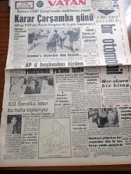 Vatan Gazetesi - 12 Haziran 1962 - İsmet İnönü Cumhuriyet Halk Partisi Grubunda Açıklama Yaptı - Adalet Partisi Ve Yeni Türkiye Partisi'nin Meclis Grupları da Bugün Toplanıyor - İstanbul'a Köylerden Akın Başladı - Genelkurmay Başkanı Cevdet Sunay Milli Savunma Bakanı İlhami Sancar Ve Kuvvet Komutanları İstanbul'da - Mutediller Mücadeleye Adalet Partisi Grubunda Devam Edecek - 12 Çocuklu Ana Fethan Yayla Altın Madalya Aldı - İşsiz Fikir Ve Fen Adamları İçin Ankara'da Bir Büro Açıldı - Chapman Raporu Yazan İrving Wallas Yazı Dizisi - Eşsiz İnönü'ye Açık Mektup - Turistler Arkeoloji Müzesini Beğeniyor - Fransa'da Büyük Grev Hareketi Başlıyor - Cezayirli Müslümanlar Yerli Fransızlar la Uzlaşmak İstiyor - Dayandığı Kuvvetler De Franco'ya Karşı Hareket Geçtiler - Dünyada Şehir Nüfusu 10 Yılda 2 Misli Olacak - Borsada Kaybeden Bir Amerikalı Kennedy'i Ölümle Tehdit Etti - Karl May'in Winnetou Hapishanede Yazıldı Şimdi Milyonlar Okuyor - Üç Perdelik Cinayet Yazan Agatha Christie Yazı Dizisi -