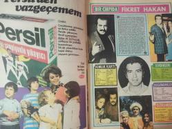 Pazar Haftalık Aktüalite Sinema Tiyatro Müzik ve Magazin Dergisi - 26 Mayıs 1972 - Sayı:818 - Semra Sar - Ceyda Karahan - Kilyos Sefası - Cavidan Dora hala aşk filmleri çeviriyor - Aşkın yaşı yoktur - Salih Güney - İşte Türkan Şoray'ın yüzünde patlayan tokat - Orhan Kemal - Erdoğan Seren - manken Funda Balcı beyaz perdeye sıçradı - Huzur Halı Süpürgesi reklamı - Persil deterjan reklamı - Bir Çırpıda Fikret Hakan - Öküz bile şaştı bu işe - Ormanda seks en çok sarı öküzün işine yaradı! - Ambra buzdolabı - Pelin Ceylan geceleri dansöz gündüzleri artist - ALFA Banyo köpüğü reklamı - Ceyhan Cem yeni bir burunla sinemaya döndü - Süreyya Konda'nında her şantöz gibi gözü sinemada - Aykut Düz - Tanju Gürsu - Sevda Nur - Aliye Rona - Ersun Kazançel - Tuncer Necmioğlu - Ali Şen - Enver Dönmez - Semra Sar'ın son sevgilisi evli bir rejisör - Sezercik - Hülya Koçyiğit - Ediz Hun fotoğraf ve haberi - Tam Takım Dergi
