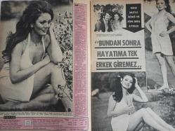 Pazar Haftalık Aktüalite Sinema Tiyatro Müzik ve Magazin Dergisi - 29 Eylül 1972 - Sayı:836 - Mine Mutlu - Bahar Erdeniz - Perihan Savaş'ıda soyup attırdılar - Filiz Akın gecekondu dilberi rolünde - Kadir İnanır - Güler Alış - Zeynep Değirmencioğlu - Persil Deterjan Reklamı - Bir Çarpıda Kadir İnanır - Figen Han Zor Durumda - Melek Görgün - Aytekin Akkaya - Beyza Başar - Danyal Topatan - Ali Ekdal - Altan Günbay - Beyza Başar - Aytekin Akkaya - Bahar Erdeniz şarkıcılıkta karar kıldı - Müşerref Tezcan - Nubar Terziyan - Hüseyin Peyda - Nalan Çöl - Behçet Nacar - Nur Ay - Sansürün reddettiği seks filmi ismini değiştirince onaylandı - Denize Veda - Sevda Ferdağ - Metin Erksan - ''dansöz'' bulunamayınca striptizciler göbek attı fotoğraf ve haberi - Tam Takım Dergi.Dansöz