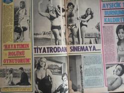 Pazar Haftalık Aktüalite Sinema Tiyatro Müzik ve Magazin Dergisi - 29 Eylül 1972 - Sayı:836 - Mine Mutlu - Bahar Erdeniz - Perihan Savaş'ıda soyup attırdılar - Filiz Akın gecekondu dilberi rolünde - Kadir İnanır - Güler Alış - Zeynep Değirmencioğlu - Persil Deterjan Reklamı - Bir Çarpıda Kadir İnanır - Figen Han Zor Durumda - Melek Görgün - Aytekin Akkaya - Beyza Başar - Danyal Topatan - Ali Ekdal - Altan Günbay - Beyza Başar - Aytekin Akkaya - Bahar Erdeniz şarkıcılıkta karar kıldı - Müşerref Tezcan - Nubar Terziyan - Hüseyin Peyda - Nalan Çöl - Behçet Nacar - Nur Ay - Sansürün reddettiği seks filmi ismini değiştirince onaylandı - Denize Veda - Sevda Ferdağ - Metin Erksan - ''dansöz'' bulunamayınca striptizciler göbek attı fotoğraf ve haberi - Tam Takım Dergi.Dansöz