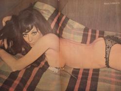 Pazar Haftalık Aktüalite Sinema Tiyatro Müzik ve Magazin Dergisi - 1974 Yılı - Sayı:988 - Seher Şeniz - Nükhet Duru - Seyhan Karabay - Aysun Erge - Arzu Okay - Emel Özden - Seyhan Karabay - Emel Özden - Volkan Kayhan - ''Ben Muazzez Abacı'' Atilla ile gözlerimiz bir birleşti ve bir daha ayrılmadı - Muazzez Abacı - Fagrettin Aslan - Melek Görgün Dev Posteri - Hülya Koçyiğit'ten sonra Türkan Şoray'da şirket kurdu - Filiz Akın - Muzaffer Özpınar - Belgin Doruk - Filiz Akın  Dikkat! - Çetin İnanç - Dansözlükte iş kalmayınca Figen Han kürkçü dükkanına döndü - Sermet Serdengeçti - Melek Görgün - Yılmaz Köksal - Yeşim Yükselen - Feri Cansel - Turgut Akan - Nuri Sesigüzel - ''Dut gibi aşığım'' fotoğraf ve haberi - Posterli Tam Takım Dergi