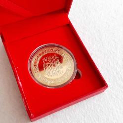 Altın kaplama islami Hatıra Para- Besmele Yazılı. Koleksiyonluk ve hediyelik,Döner Standlıdır. Flok kumaşlı stand kutulu