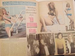 Pazar Haftalık Aktüalite Sinema Tiyatro Müzik ve Magazin Dergisi - 1974 Yılı - Sayı:981 - Meral Orhonsay - Aynur Akarsu - Senar Seven'in birisi resmi nişanlısı olmak üzere, iki sevgilisi var - Selen Batıkan İstanbul-Bursa mekik dokuyor - Serpil Örümcer - Berkant - Engin Işık - Seyyal Taner Dev Posteri - Yılmaz Köksal - Tevfik Fikret - Arzu Okay - Çetin İnanç - Eva Bender - Tunç Başaran - Ülkü Özen - Arzu Okay - Hale Soygazi - Ahmet Özhan - Yücel Uçanoğlu - Ayla Algan - Kartal Tibet - Fatma Belgen - Elif Pektaş - Ajda Pekkan - Tennur Solak - Ahmet Tarık Tekçe - Öztürk Serengil - Senih Orkan - Sevda Ferdağ fotoğraf ve haberi - Posterli Tam Takım Dergi