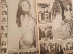 Pazar Haftalık Aktüalite Sinema Tiyatro Müzik ve Magazin Dergisi - 1974 Yılı - Sayı:979 - Mine Mutlu - Funda Balcı - Bir Düşüşün Öyküsü - Cüneyt Arkın - Zerrin Arbaş - Atıf Yılmaz - Gönül Tansel - Gülgün Erdem - Nazan Şoray - Sevtap Coşkun - Yonce Yücel - Prenses Banu - Feri Cansel - Perihan Ateş - Meral Zeren'e de artık Yeşilçam'da iş kalmadı - Yeşim Yükselen Dev Posteri - Ünlüler Albümü: Leyla Sayar - Sevda Ferdağ - Fatma Girik - Leyla Sayar - Selma Güneri - Sevil Candan - Muzaffer Tema - Zuhal Üstüntaş - Muhterem Nur - Süha Doğan - Orhan Günşiray - Ahmet Tarık Tekçe - Cenk Er - Turgut Demirağ - Ekrem Bora - Metin Erksan - Sadri Alışık - Şadan Kamil - Aynur Akarsu ''Tatlı Hayat''la iş hayatını birleştirdi - Temel Gürsu - Orçun Sonat - Ajda Pekkan - Aşk konusunda Nebahat Çehre beraberliklerine sadık kaldı - Yılmaz Güney - Zühal Üstüntaş - Gürel Ünlüsoy - Semiramis Pekkan - Göksel Arsoy - Yavuz Demir - Yılmaz Güney fotoğraf ve haberi - Posterli Tam Takım Dergi