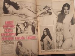 Pazar Haftalık Aktüalite Sinema Tiyatro Müzik ve Magazin Dergisi - 1974 Yılı - Sayı:975 - Leyla Sayar - Melek Görgün - Tarık Akan'ın ağabeyi Turgut Akan - Feri Cansel - Funda Balcı - Bahar Erdeniz - Ajda Pekkan'Yasin'i tercih etmişti... - Gönül Tansel - Ünlüler Albümü: Müşerref Tezcan - Tamer Yiğit - Aykut Düz - Süreyya Duru - Cüneyt Arkın - Nubar Terziyan - Vedat Türkali - Atakan Çelik - Ahmet Mekin - Fikret Hakan - Remzi Jontürk - Yılmaz Güney - Osman Faruk Seden - Yalçın Gülhan - Figen Han - Beyza Başar Filipinler'de hem yarıştı hem de fotoğraf çekti - Melek Ayberk - Necla Nazır - Müşerref Tezcan - Atilla Ergün - Asuman Arsan - Canan Candan - Ajda Pekkan - Fecri Ebcioğlu - Semiramis Pekkan - Okan Dinçer - Sevda Ferdağ - Leyla Sayar - Gönül Yazar - Cömert Baykent - Bir de ''Zeki Müren'' balon aşkı fotoğraf ve haberi - Tam Takım Dergi