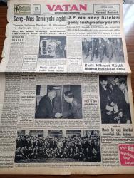 Vatan Gazetesi - 27 Ekim 1955 - Ahmet Emin Yalman Köşe Yazısı - Genç Muş Demiryolu Açıldı - Örfi İdare Tebliği 29 30 Ekim Gecesi Sokağa Çıkılabilir - Malatya Suikasti Davası Yeniden Karara Bağlandı - Suudi Arabistan Uçaklarımıza Geniş Ve İniş İzni Vermedi - Katil Hikmet Küçük İdama Mahkum Oldu - Uludağ'a Kar Yağdı - Fırtınalı Gece Yazan Orhan Kemal Yazı Dizisi - Baruthane'de Kurulacak Şehrin Projeleri Hazırlandı - Üniversite 1 Kasım'da Açılacak - Komünist Çin Makao'yu Portekiz'den Almak İstiyor - Geçmişte Bugün Yazan Feridun Fazıl Tülbentçi Yazı Dizisi - İslam Tarihinde Düşünen Baş Hazreti Ali Yazan Abdülbaki Gölpınarlı Yazı Dizisi - Radyo'nun Onbeş Günde Bir Programları Nasıl Hazırlanır - Sonu Gelmeyen Yol Çeviren Burhan Arpad Yazı Dizisi - Diktatör Peron'un Saymakla Bitmeyen Rezaletleri - Radyo Bulmaca - Haftanın Ansiklopedisi - Fenerbahçe Dün İstanbulspor'a Berabere Kaldı - Cumhuriyet Kupası Futbol Maçları Fikstürü Çekildi - Beynelmilel Basketbol Turnuvası