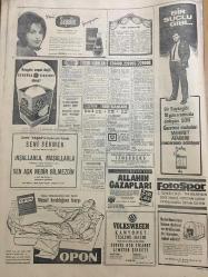 HÜRRİYET GAZETESİ 4 KASIM 1966 YIL :19 SAYI :6652---İktidar ile Muhalefet  arasında  bahar havası ---Damatlar ikiz ,gelinler kardeş  ---Eski İzmir Valisi nin kızı İstanbul Valisi nin  eşine trafik dersi veriyor ---Beynelmilel dolandırıcı  Alman çiftinin  yeni işleri ortaya çıktı ---Sümerbank ,Suudi Arabistan  da Mağaza Açtı ---Sinema karaborsacıları ile mücadeleye başlandı --On itfaiyeci ile dört asker  yanarak öldü ---Fenerbahçe Nedim kadro dışı kaldı ---İngiltere ile Çekoslovakya Yenişemedi: 0-0---Fenerbahçe ve Beşiktaş Bugün Kampa Girecek ---Hakem Beykozlu  Vural ı oyundan attı fakat cezayı Abdürrahim aldı --Ali Şahin ,rakibini  evire çevire yendi ve kaburgalarını  çatlattı --Medved  in yanından ayrılmayan Ayık ona bol bol  salem sigarası  ikram etti ---Çıplak göğüs modası aldı yürüdü --Sibirya da bulunan dev Kristale küçük adı verildi ---