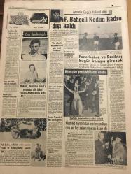 HÜRRİYET GAZETESİ 4 KASIM 1966 YIL :19 SAYI :6652---İktidar ile Muhalefet  arasında  bahar havası ---Damatlar ikiz ,gelinler kardeş  ---Eski İzmir Valisi nin kızı İstanbul Valisi nin  eşine trafik dersi veriyor ---Beynelmilel dolandırıcı  Alman çiftinin  yeni işleri ortaya çıktı ---Sümerbank ,Suudi Arabistan  da Mağaza Açtı ---Sinema karaborsacıları ile mücadeleye başlandı --On itfaiyeci ile dört asker  yanarak öldü ---Fenerbahçe Nedim kadro dışı kaldı ---İngiltere ile Çekoslovakya Yenişemedi: 0-0---Fenerbahçe ve Beşiktaş Bugün Kampa Girecek ---Hakem Beykozlu  Vural ı oyundan attı fakat cezayı Abdürrahim aldı --Ali Şahin ,rakibini  evire çevire yendi ve kaburgalarını  çatlattı --Medved  in yanından ayrılmayan Ayık ona bol bol  salem sigarası  ikram etti ---Çıplak göğüs modası aldı yürüdü --Sibirya da bulunan dev Kristale küçük adı verildi ---