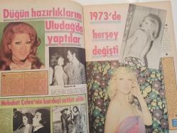 Pazar Haftalık Aktüalite Sinema Tiyatro Müzik ve Magazin Dergisi - 12 Ocak 1973 - Sayı:851 - Nazan Şoray - Patricia Elly - Mine Mutlu - Aşk Cephesinde Yeni Birşey Yok - Hastalığı yenen Gülgün Erdem'den Yeşilçam'a mesaj var - Sabina Sevan - Türkan Şoray - Tamer Yiğit - Tunç Oral - Tanju Gürsu - Tarık Akan - Tülin Örsek - Turgut Özatay - Ufuk Enünlü - Nebahat Çehre - Yavuz Demir - Oya Peri Yeni Yılda Kolları Sıvadı - Fatma Girik - Durul Gence - Memduh Ün - Şans Ahu Tuğbay 'a güldü - Cömert Baykent - Sadri Alışık - Turgut Demirağ - Ediz Hun'u genç kızlar evlendirdi - Berna Öner - Köylü güzeli Seyhan Gümüş'ü Anuşka evire çevire döndü - Elif Ozangil - Müjdat Gezen fotoğraf ve haberi - Tam Takım Dergi