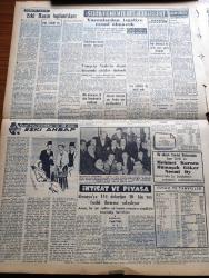 Vatan Gazetesi - 13 Şubat 1957 - Ahmet Emin Yalman Köşe Yazısı - Üç Devlet Arasında Kıbrıs İçin Bir Konferans İsteniyor - İsmet İnönü Metin Toker'i Dün De Ziyaret Edemedi - 78 Kişilik Macar Mülteci Kafilesi Dün Gece Geldi - İşletmeler Vekili Samed Ağaoğlu Şeker Vesikaya Bağlanmıyor Dedi - Sovyetler Batılı Devletlere 6 Maddelik Bir Nota Verdi - Taksim Gezi Parkını Rahat Bırakın - Eski Ahbap Reşat Nuri Güntekin'in İlk Eseri Yazı Dizisi - Şehir Tiyatrosu Bütçesi Kabul Edildi - Türk Milleti Çanakkale Abidesini Bekliyor - Anadolu'da Petrol Çağı Yazan Sadun Tanju - Hoş Memo Karikatür - Çanakkale Türk'ün Kahramanlık Destanı Yazan Alan Moorehead Yazı Dizisi - Konservatuar 10. Batı Müziği Konseri - Dünya Nelere Gülüyor Karikatür - Vidi Vidi Çizgi Roman - Türk Çin Kültür Anlaşması - Senenin En Muazzam Film Hadisesi Bir Yabancı Gibi - Frank Sinatra - Galatasaray Ve Fenerbahçe Maçları Tehir Edildi - Anadolu'da Genç Futbolcu Aranıyor - Galatasaray Lisesi Gazetecilik Lisesini Yendi - İstanbulspor