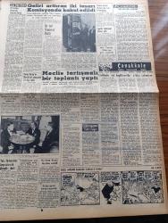 Vatan Gazetesi - 14 Şubat 1957 - Kıbrıs Ve Amerika Yazan Ahmet Emin Yalman Köşe Yazısı - Rusya Türkiye'ye Karşı Yeni Bir Barış Taarruzuna Girişti - Macar Mültecileri Sirkeci Misafirhanesinde Kalacak - Profesör Doktor Erick Frank Öldü - CHP Genel Sekreteri Kasım Gülek Devlet Fabrikalarının Hususi Sermayeye Devri 25 Milyonu İlgilendirir Dedi - Adana'da 381 kilo Afyon Ele Geçti - İsmet İnönü Metin Toker'i Dün Ziyaret Etti - Eski Ahbap Reşat Nuri Güntekin'in İlk Eseri Yazı Dizisi - Hilton'daki Tehdit Hadisesi Mahkemeye İntikal Etti - Hoş Memo Karikatür - Çanakkale Türk'ün Kahramanlık Destanı Yazan Alan Moorehead Yazı Dizisi - New York'ta 45 Bin İşçi Grev Yapacak - Fezaya Yarım Düzine Suni Ay Fırlatılacak - Otomobil Trafik Motor Yazan Nuri Özbalkan - Hollywood 1957 - Dünya Nelere Gülüyor Karikatür - Sanat Ve Fikir Festivali Yapılacak - Yurdumuza İltica Macarlar Arasında Üç Futbolcuyu Galatasaray Alacak - Türk Amerikan Ordu Takımları Pazara Karşılaşıyor - Bu Haftaki Avrupa Kupası Maçları