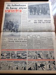 Vatan Gazetesi - 14 Şubat 1957 - Kıbrıs Ve Amerika Yazan Ahmet Emin Yalman Köşe Yazısı - Rusya Türkiye'ye Karşı Yeni Bir Barış Taarruzuna Girişti - Macar Mültecileri Sirkeci Misafirhanesinde Kalacak - Profesör Doktor Erick Frank Öldü - CHP Genel Sekreteri Kasım Gülek Devlet Fabrikalarının Hususi Sermayeye Devri 25 Milyonu İlgilendirir Dedi - Adana'da 381 kilo Afyon Ele Geçti - İsmet İnönü Metin Toker'i Dün Ziyaret Etti - Eski Ahbap Reşat Nuri Güntekin'in İlk Eseri Yazı Dizisi - Hilton'daki Tehdit Hadisesi Mahkemeye İntikal Etti - Hoş Memo Karikatür - Çanakkale Türk'ün Kahramanlık Destanı Yazan Alan Moorehead Yazı Dizisi - New York'ta 45 Bin İşçi Grev Yapacak - Fezaya Yarım Düzine Suni Ay Fırlatılacak - Otomobil Trafik Motor Yazan Nuri Özbalkan - Hollywood 1957 - Dünya Nelere Gülüyor Karikatür - Sanat Ve Fikir Festivali Yapılacak - Yurdumuza İltica Macarlar Arasında Üç Futbolcuyu Galatasaray Alacak - Türk Amerikan Ordu Takımları Pazara Karşılaşıyor - Bu Haftaki Avrupa Kupası Maçları