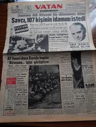 Vatan Gazetesi - 15 Temmuz1961 - Yassıada Duruşmaları - Anayasayı İhlal Davasında Dün İddianamesini Bitiren Savcı Altay Ömer Egesel 107 Kişinin İdamını İstedi - Devlet Ve Hükümet Başkanı Orgeneral Cemal Gürsel Halkı Selamlıyor - Adalet Partisi Genel İdare Kurulu Bugün Birleşme İşini Görüşüyor - 147'lerden Dokuzu Dış Memleketlerde Görev Aldılar - Cemal Gürsel Türk Olmaktan Gurur Duyunuz Dedi - Grev Tasarısı Meclise Geliyor - Kemal Tahir'in Romanı Yorgun Savaşçı Yazı Dizisi - Ernest Hemingway'ın Sonu Yazan Necati Cumalı - Irak'ta Siyasi Mahkumlar Dün Serbest Bırakıldı - İngiltere Başbakanı Mac Millan Rus Feza Pilotu Gagarin'le  Görüştü - Amerika Pakistan'a Yardımı Arttıracak - Berlin Film Festivali Bitti - Değişen Avrupa'da Gece Hayatının 1 Numaralı Hastalığı Striptiz -  Ton Ton Agah Çizgi Roman - Opon Ağrı Kesici - Kırkpınar Dün Açıldı - Suat Mamat Kulübü İle Dün Mukavele İmzaladı - Metin Oktay Denizde - Selim Soydan Beşiktaşa Alınmıyor