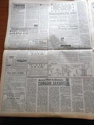 Vatan Gazetesi - 15 Temmuz1961 - Yassıada Duruşmaları - Anayasayı İhlal Davasında Dün İddianamesini Bitiren Savcı Altay Ömer Egesel 107 Kişinin İdamını İstedi - Devlet Ve Hükümet Başkanı Orgeneral Cemal Gürsel Halkı Selamlıyor - Adalet Partisi Genel İdare Kurulu Bugün Birleşme İşini Görüşüyor - 147'lerden Dokuzu Dış Memleketlerde Görev Aldılar - Cemal Gürsel Türk Olmaktan Gurur Duyunuz Dedi - Grev Tasarısı Meclise Geliyor - Kemal Tahir'in Romanı Yorgun Savaşçı Yazı Dizisi - Ernest Hemingway'ın Sonu Yazan Necati Cumalı - Irak'ta Siyasi Mahkumlar Dün Serbest Bırakıldı - İngiltere Başbakanı Mac Millan Rus Feza Pilotu Gagarin'le  Görüştü - Amerika Pakistan'a Yardımı Arttıracak - Berlin Film Festivali Bitti - Değişen Avrupa'da Gece Hayatının 1 Numaralı Hastalığı Striptiz -  Ton Ton Agah Çizgi Roman - Opon Ağrı Kesici - Kırkpınar Dün Açıldı - Suat Mamat Kulübü İle Dün Mukavele İmzaladı - Metin Oktay Denizde - Selim Soydan Beşiktaşa Alınmıyor