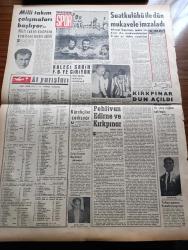 Vatan Gazetesi - 15 Temmuz1961 - Yassıada Duruşmaları - Anayasayı İhlal Davasında Dün İddianamesini Bitiren Savcı Altay Ömer Egesel 107 Kişinin İdamını İstedi - Devlet Ve Hükümet Başkanı Orgeneral Cemal Gürsel Halkı Selamlıyor - Adalet Partisi Genel İdare Kurulu Bugün Birleşme İşini Görüşüyor - 147'lerden Dokuzu Dış Memleketlerde Görev Aldılar - Cemal Gürsel Türk Olmaktan Gurur Duyunuz Dedi - Grev Tasarısı Meclise Geliyor - Kemal Tahir'in Romanı Yorgun Savaşçı Yazı Dizisi - Ernest Hemingway'ın Sonu Yazan Necati Cumalı - Irak'ta Siyasi Mahkumlar Dün Serbest Bırakıldı - İngiltere Başbakanı Mac Millan Rus Feza Pilotu Gagarin'le  Görüştü - Amerika Pakistan'a Yardımı Arttıracak - Berlin Film Festivali Bitti - Değişen Avrupa'da Gece Hayatının 1 Numaralı Hastalığı Striptiz -  Ton Ton Agah Çizgi Roman - Opon Ağrı Kesici - Kırkpınar Dün Açıldı - Suat Mamat Kulübü İle Dün Mukavele İmzaladı - Metin Oktay Denizde - Selim Soydan Beşiktaşa Alınmıyor