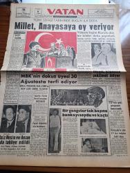 Vatan Gazetesi - 9 Temmuz 1961 - Türk Siyasi Tarihinde Bugün İlk Defa Millet Anayasaya Oy Veriyor - Yüksek Seçim Kurulu Dün Bir Bildiri Yayınladı - Milli Birlik Komitesi'nin Dokuz Üyesi 30 Ağustos'ta Terfi Ediyor - Aziz Nesin Ve İhsan Ada Tahliye Edildi - Aziz Nesin Bilmez Kişilerin Bilirkişi Olmasından Dert Yandı - Cemal Gürsel Köşesine Çekilmek İstiyor - Prenses Fazıla İstanbul'a Geldi - Ragıp Gümüşpala'ya Göre Adalet Partisi Bazı Tertiplere Hedef Olmuş - Yeni Türk Partisi'nin Gezi Programı Hazırlandı - Kemal Tahir'in Romanı Yorgun Savaşçı Yazı Dizisi - İstanbul'a Sapanca Ve İznik'ten Su Getirilecek - Fas Kralı Hapisteki Cezayirli Liderlerin Tahliyesini İstedi - Birleşik Arap Cumhuriyeti Başkanı Nasır Roket Satın Alıyor - Adnan Veli'den Fantezi - Hoş Memo Karikatür - Metin Oktay'ı Transfer Eden Palermo'da Bayram - Beşiktaş Federasyonu Davaya Karar Verdi - Selim Soydan Fenerbahçeli Oldu - Yelken Yarışları Galatasaray'lı Erzin Demir Başarılıydı - İzmirspor Gürcan'a 65 Bin İstedi