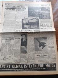 Vatan Gazetesi - 9 Temmuz 1961 - Türk Siyasi Tarihinde Bugün İlk Defa Millet Anayasaya Oy Veriyor - Yüksek Seçim Kurulu Dün Bir Bildiri Yayınladı - Milli Birlik Komitesi'nin Dokuz Üyesi 30 Ağustos'ta Terfi Ediyor - Aziz Nesin Ve İhsan Ada Tahliye Edildi - Aziz Nesin Bilmez Kişilerin Bilirkişi Olmasından Dert Yandı - Cemal Gürsel Köşesine Çekilmek İstiyor - Prenses Fazıla İstanbul'a Geldi - Ragıp Gümüşpala'ya Göre Adalet Partisi Bazı Tertiplere Hedef Olmuş - Yeni Türk Partisi'nin Gezi Programı Hazırlandı - Kemal Tahir'in Romanı Yorgun Savaşçı Yazı Dizisi - İstanbul'a Sapanca Ve İznik'ten Su Getirilecek - Fas Kralı Hapisteki Cezayirli Liderlerin Tahliyesini İstedi - Birleşik Arap Cumhuriyeti Başkanı Nasır Roket Satın Alıyor - Adnan Veli'den Fantezi - Hoş Memo Karikatür - Metin Oktay'ı Transfer Eden Palermo'da Bayram - Beşiktaş Federasyonu Davaya Karar Verdi - Selim Soydan Fenerbahçeli Oldu - Yelken Yarışları Galatasaray'lı Erzin Demir Başarılıydı - İzmirspor Gürcan'a 65 Bin İstedi