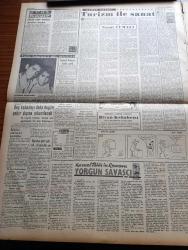 Vatan Gazetesi - 8 Temmuz 1961 - Anayasa Yarın Halk Oyuna Sunulacak - Devlet Başkanı Cemal Gürsel'e Göre Seçimi Ekim'de Yapmak Faydalı - Millet Partisi Başkanı Fahri Belen - Metin Toker Son Havadis'i Dava Etti - Vefat Eden Ermeni Patriği Haçaduryan Toprağa Verildi - Bulgar Balıkçıları Dün Serbest Bırakıldı - İstanbul Ermeni Patrikliği Ve Eçmiyazin Katolikosu Yazan Nizamettin Nazif Tepedenlioğlu - Kemal Tahir'in Romanı Yorgun Savaşçı Yazı Dizisi - İstanbul'da Beş Kabadayı Daha Bugün Şehir Dışına Çıkarılacak - Dansöz Kraliçesi Aysel Tanju'ya Göre Aşk Yok Alışkanlık Var - Turizm Ve Sanat Yazan Necati Cumalı - Milli Piyango Dün Çekildi - Atatürk Üniversitesinde İhtilaf - Celal Sılay Ölen Yazar Ernest Hemingway'ı Edebiyat Bakımından Ele Alınıyor - Berlin Film Festivali - Ton Ton Agah Çizgi Roman Sade Yalçın - Stiv Roper Çizen Saundes Ve Overgard - Metin Oktay Milano'da - Kral Metin Oktay'ın Veda Konuşması - Kral Metin Oktay Ve Karıncaezmez Şevki Fotoğraf - At Yarışları - Selim Soydan Fenere
