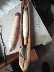 45 cm ahşap kilim ve halı mekiği takılı ahşap makarası ve yedeği ile birlikte