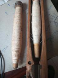 45 cm ahşap kilim ve halı mekiği takılı ahşap makarası ve yedeği ile birlikte