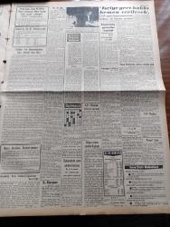 Vatan Gazetesi - 19 Eylül 1961 - Birleşmiş Milletler Genel Sekreteri Dag Hammarskjoeld Uçak Kazasında Öldü - Ragıp Gümüşpala Ben Satılmış Değilim Dedi - Kabine Dün Seçim Öncesi Hazırlıklarını Görüştü - Federal Almanya Başbakanı Adenauer'in Partisi Çoğunluğu Kaybetti - Gavurdağlı Fatma Serhan'ın Romanı Yazı Dizisi - İstanbul'da 20 Kabadayı Daha Şehir Dışına Çıkarılıyor - Sanatın Ödevi Yazan Behçet Kemal Çağlar - Oktay Akbal Köşe Yazısı - Hoş Memo Karikatür - Fransız Sinema Dekoru Deposunda Tarihi Koltuklara Gömülen Dany Saval - Doludizgin Samim Kocagöz'ün Romanı Yazı - CHP Seçim Beyannamesi İşçiye Grev Hakkı Hemen Verilecek - Beşiktaş Şiddetli Tedbire Başvuruyor - Galatasaray Fenerbahçe Yarın Gece Ankara'da Oynuyor - Beşiktaş Reisi Hakkı Yeten Hakemlerden Şikayetçi - Spor Toto 4.  Hafta Birinci Değerlendirmesi - Milli Takım Antrenman Yapıyor