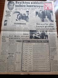 Vatan Gazetesi - 19 Eylül 1961 - Birleşmiş Milletler Genel Sekreteri Dag Hammarskjoeld Uçak Kazasında Öldü - Ragıp Gümüşpala Ben Satılmış Değilim Dedi - Kabine Dün Seçim Öncesi Hazırlıklarını Görüştü - Federal Almanya Başbakanı Adenauer'in Partisi Çoğunluğu Kaybetti - Gavurdağlı Fatma Serhan'ın Romanı Yazı Dizisi - İstanbul'da 20 Kabadayı Daha Şehir Dışına Çıkarılıyor - Sanatın Ödevi Yazan Behçet Kemal Çağlar - Oktay Akbal Köşe Yazısı - Hoş Memo Karikatür - Fransız Sinema Dekoru Deposunda Tarihi Koltuklara Gömülen Dany Saval - Doludizgin Samim Kocagöz'ün Romanı Yazı - CHP Seçim Beyannamesi İşçiye Grev Hakkı Hemen Verilecek - Beşiktaş Şiddetli Tedbire Başvuruyor - Galatasaray Fenerbahçe Yarın Gece Ankara'da Oynuyor - Beşiktaş Reisi Hakkı Yeten Hakemlerden Şikayetçi - Spor Toto 4.  Hafta Birinci Değerlendirmesi - Milli Takım Antrenman Yapıyor
