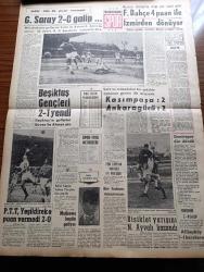 Vatan Gazetesi - 7 Mayıs 1962 - İşçiler Politikacılara Hayır Diyor - Türk İş Genel Başkanı Seyfi Demirsoy - İsmet İnönü Af İçin Cevdet Sunay İle Görüştü - Naim Tirali Köşe Yazısı - Yugoslav Polisi Güreşçi Hamit Kaplan'ı Trenden İndirdi - Dışişleri Bakanı Feridun Cemal Erkin Atina'da Özel Temaslar Yapacak - Trafik Haftası Kazalarla Başladı - Türkiye İşçi Partisi De Gösteri Yürüyüşü Kanununa Karşı - Çağlayanlı Vadi Yazan Mustafa Necati Sepetçioğlu Yazı Dizisi - 1747'den Günümüze Kadar Ordu Ve Politika Yazan Nizamettin Nazif Tepedenlioğlu Yazı Dizisi - Chapman Raporu Yazan İrving Wallas Yazı Dizisi - Ürdün Kralı Hüseyin Hatıralarını Anlatıyor Yazı Dizisi - Oktay Akbal Köşe Yazısı - Bir Genç Kızın Aşkı Çizgi Roman - Kaçakçıların Sevgilisi Maria Vincdyy- Stiv Roper Çizen Saundes Ve Overgard - Noyan Amca Dert Ortağı - Galatasaray 2 0 Galip - Fenerbahçe 4 Puan İle İzmir'den Dönüyor - Beşiktaş Gençlerbirliğini 2 1 Yendi- Hakem Muzaffer Sarvan - Alibeyköy Edirne 1 1 Berabere - Bahar Kupası