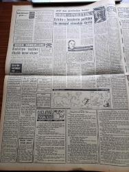 Vatan Gazetesi - 3 Mayıs 1962 - Cemal Reşit Eyüboğlu Köşe Yazısı - Türkiye İşçi Partisi Meclisin Çalışmasını Beğenmiyor - Mehmet Ali Aybar - Emekli General Hilmi Oben İstifa Etti - Eskişehir'de Kır Gezisinde İçki İçen Öğrenciler Rezalet Çıkartıp Kızlara Tecavüz Ettiler - Teknik Üniversitedeki Açık Oturumda Cemal Gürsel İstikbale Güvenle Bakabiliriz Dedi - Samsun Cezaevinde İsyan Çıktı - Manisa'da Uranyum Bulundu - Harp Okulu 19 Mayıs'a Katılmıyor - Çağlayanlı Vadi Yazan Mustafa Necati Sepetçioğlu Yazı Dizisi - 1747'den Günümüze Kadar Ordu Ve Politika Yazan Nizamettin Nazif Tepedenlioğlu Yazı Dizisi - Chapman Raporu Yazan İrving Wallas Yazı Dizisi - Bir Genç Kızın Aşkı Çizgi Roman - Oktay Akbal Köşe Yazısı - Kennedy Sözcüsünü Moskova'ya Gönderiyor - Ernest Hemingway Kardeşimdi Yazan Leicester Hemingway Yazı Dizisi - Üç Perdelik Cinayet Yazan Agatha Christie Yazı Dizisi - İsrail Takımı Geliyor - Beşiktaş Yeşildirek Maçı - Karagümrük Beykoz Maçı - Dünya Kupası Yaklaşırken Brezilya Favori