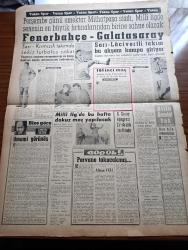 Vatan Gazetesi - 15 Aralık 1959 - Geyikli Olayı Sanığı 15 Demokrat Partili Yargılandı - Esir Şehrin Mahpusu Yazan Kemal Tahir Yazı Dizisi - Doktor Fazıl Küçük Makarios'u Makamında Tebrik Etti - 1000 Lastik İşçisi Daha Açıkta Kaldı - Amerika Cumhurbaşkanı Eisenhower Dün İran Şahı Ve Yunan Kralı İle Görüştü - Doktor Lütfi Kırdar Moskova'da Konuştu - İki Randevu Evi Daha Basıldı - Yobaz Düşmanı Mevlana Yazan Behçet Kemal Çağlar - Sakallı İhtilalciler Memleketinde Yazan Orhan Karaveli Yazı Dizisi - Fidel Castro'yu Küba Halkı Seviyor - Hoş Memo Karikatür - Politika Ve Ötesi Yazan Sadun Tanju - Fikir Ve Sanat Yazan Sermet Sami Uysal - Tonton Agah Çizgi Roman Sade Yalçın - Stiv Roper Çizen Saundes Ve Waggon - Lüp Lüp Amca Çizgi Roman Rip - Bir Genç Yıldız Kim Novak - Bir Usta Charlie Chaplin - Ben Kimim Yazan Theresa Charles Yazı Dizisi - Piyale Makarnası - Opon Ağrı Kesici - Mithatpaşa Stadında Fenerbahçe Galatasaray Maçı - Lefter Küçükandonyadis - Basri Dirimlili - Milli Lig'de Bu Hafta