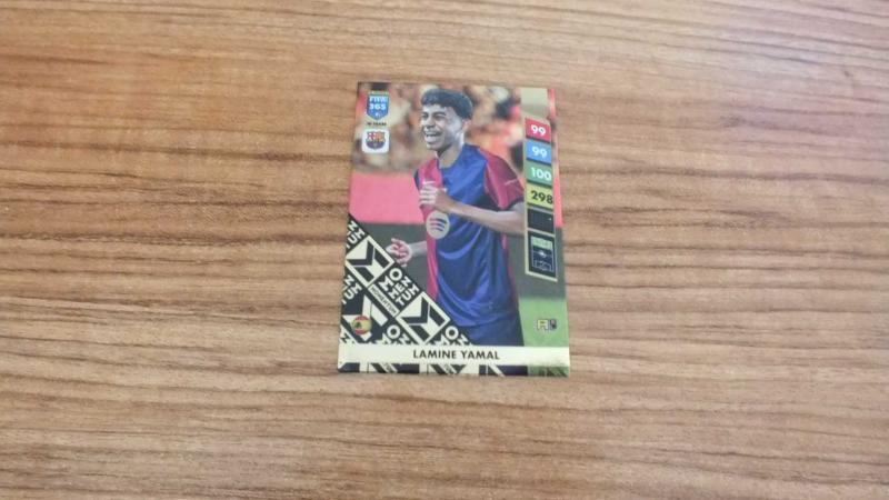 2025 Panini 365 FIFA Lamine Yamal FC Barcelona Momentum Kart - Antika