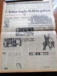 Vatan Gazetesi - 5 Aralık 1959 - Mecliste Gündeme Alınmayan Önergeler Gürültülere Yol Açtı - Mülkiye'de 100. Yıldönümü - Ahmed Emin Yalman Köşe Yazısı - MTTB'nin 43. Yıldönümü İçin Tören Yapıldı - Ferda Güley Kürsüden İndirildi Selim Soley 12 Oturum İçin Meclis'te Çıkarıldı - Amerikan Başkanı Eisenhower'i Dün Roma'da Binlerce Kişi Karşıladı - Muzaffer Kurbanoğlu Ulaştırma Bakanlığından İstifa Etti - Profesör Fuad Köprülü Köşe Yazısı - Duru Göl Yazan İlhan Tarus Yazı Dizisi - Türk Kadınının Büyük Millet Meclisi'ne Girişinin Yıldönümü - Türkiye Eğitim Milli Komisyonu Raporu - Türk Hava Yolları - Oktay Akbal Köşe Yazısı - Hoş Memo Karikatür - Good Year Lastikleri - Sinema Yazan Ali Gevgilili - Benim Kimim Yazan Theresa Charles Yazı Dizisi - Noyan Amca Dert Dinliyor - UEFA Müşahidi Dancause Fenerbahçe Nice Üçüncü Maçı Barselona'da Oynanacak Dedi Fakat Fenerbahçeliler İdareciler Kabul Etmedi - Can Bartu'ya 1 Ay Futbol Yok - Halit Balamir Serbest Güreş Milli Takım Antrenörü Oluyor