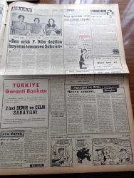 Vatan Gazetesi - 10 Aralık 1959 - Demokrat Parti Meclis Grubu Bugün Toplanıyor - CHP Genel Sekreteri İsmail Rüştü Aksal Dün Samsun'da Adnan Menderes'e Cevap Verdi - Amerikan Başkanı Eisenhower Önce Kabile Oradan Da Delhi'ye Gitti - Sağlık Bakanı Lütfi Kırdar Rusya'ya Gitti - Emekli Aylıkları İle İlgili Teklif - Bediüzzaman Saidi Nursi Mevlana Türbesini Ziyaret Etti - Şikayet Kervanı Üyeleri - Duru Göl Yazan İlhan Tarus Yazı Dizisi - 84 Doktor Gece Nöbeti Tutmayı Kabul Etti - Ben Artık Farah Diba Değilim Hayatım Tamamen Şaha Aittir - Yörük Mutfak Margarini - Politika Ve Ötesi Yazan Sadun Tanju - Ben Kimim Yazan Theresa Charles Yazı Dizisi - Fikir Sanat Yazan Yaşar Yeniçeli - Lüp Lüp Amca Çizgi Roman - Tonton Agah Çizgi Roman Sade Yalçın - Stiv Roper Çizen Saundes Ve Waggon - Fenerbahçe Nice Maçının Yeri Bugün Belli Oluyor - Fenerbahçeli Seracettin'e Bir Ay Müsabaka Yok - Galatasaray Bu Sabah İzmir'e Gidiyor - Feriköy Vefa'yı da Dize Getirdi - Finlandiya Roma Olimpiyatlarına Katılacak