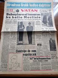 Vatan Gazetesi - 15 Nisan 1962 - Yılanların Öcü Filmi Tam Sayfa İlanı - Şevket Süreyya Aydemir Köşe Yazısı - Subaylara Af Tasarısı Bugün Hafta Mecliste - Genelkurmay Başkanı Cevdet Sunay Ve Kuvvet Kumandanları Kütahyaya Gitti - Devlet Bakanı Nihat Su Tek Başına Siyasi Af Huzur Getirmez Dedi - 147'ler İşi Kapanırken Yazan Haldun Taner - Filmciler Sansüre Cephe Aldı - Elektriğe De Zam Yapılacak - Çağlayanlı Vadi Yazan Mustafa Necati Sepetçioğlu Yazı Dizisi - 1747'den Günümüze Kadar Ordu Ve Politika Yazan Nizamettin Nazif Tepedenlioğlu Yazı Dizisi - Oscar'ı Kazanması Onu Yeni Bir İnsan Yaptı Sophia Loren - Kuzeyli İlahe Anita Ekberg - Chapman Raporu Yazan İrving Wallas Yazı Dizisi - Alain Resnais'in Dünyası - Meşrutiyet Kıraathanesi Yazan Rıfat Ilgaz - Fikret Hakan - Kadir Savun - Ali Şen - Fakir Baykurt - Müzik Yalçın Tura - Aliye Rona - Fenerbahçe Karşıyaka'yı Eze Eze Yendi - İstanbulspor Altay'ı Açık Farkla Mağlup Etti - Spor Toto'da 34. Hafta Hasılatı - PTT Takımı Feriköy'ü Yendi