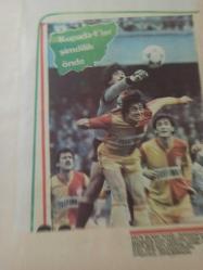19 Nisan 1984 - Galatasaray'ın bu sezon alışılagelmiş korner atışlarından birinde Raşit ön direkte daha sonra sakatlanıp oyundan çıkan kaleci Ali'nin topu kontrol etmesini zorlaştırırken görüntüsü - Gazete haberi - Tek Yaprak Arkalı Önlüdür