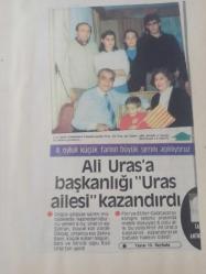 24 Nisan 1984 - 4 oyluk küçük farkın büyük sırrını açıklıyoruz - Ali Uras'a başkanlığı ''Uras ailesi'' kazandırdı - 4 oy farkla Galatasaray'a başkan seçilen Prof. Ali Uras, eşi, kızları, oğlu, damadı ve torunu ile birlikte görülüyor  - Gazete haberi - Tek Yaprak Arkalı Önlüdür