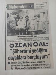 27 Nisan 1984 - Özcan Oal, ''Ben de diğer hakem arkadaşların yaptığı gibi topsuz alandaki hareketlere çok dikkat ederim'' diyor - Bir hakemin maç yönetirken kendini oyuna vermesi gerektiğini de söylüyor - Gazete haberi - Tek Yaprak Arkalı Önlüdür