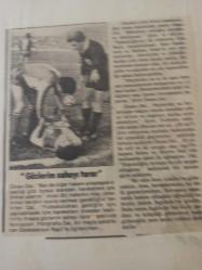 27 Nisan 1984 - Özcan Oal, ''Ben de diğer hakem arkadaşların yaptığı gibi topsuz alandaki hareketlere çok dikkat ederim'' diyor - Bir hakemin maç yönetirken kendini oyuna vermesi gerektiğini de söylüyor - Gazete haberi - Tek Yaprak Arkalı Önlüdür