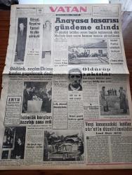Vatan Gazetesi - 22 Mart 1961 - Cemal Gürsel Salim Başol Ve Altay Ömer Egesel İle Dün Görüştü - Devlet Bakanı Fahri Özdilek Seçim Ekime Kadar Yapılacak Dedi - Anayasa Tasarısı Gündeme Alındı - Müşterek Pazara Alınmamız 10 Nisan Günü Görüşülecek - Cemal Madanoğlu Ege'de Dolaşıyor - Adalet Partisi Tahkikatı İlerliyor - İsmail Rüştü Aksal Köşe Yazısı - Aziz Nesin'in Romanı Kağnı Gölgesindeki İt Yazı Dizisi - Edebiyat Ansiklopedisi Yazan Agah Sırrı Levend - İngiliz Şairi Stephen Spender Konferans Verdi - Nükleer Denemeler Durdurma Konferansına Katılan Bütün Delegeler Sonuçtan Ümitli - Başkan Kennedy Yeni Bir Yardım Planı Hazırladı - Oktay Akbal Köşe Yazısı - Brigitte Bardot Erkekler Hakkında Neler Düşünüyor - Taş Devri Çizen Mıstık - Stiv Roper Çizen Saundes Ve Overgard - A Ve B Millilerimiz Dün Çalıştılar - Galatasaray Adana'ya Cuma Günü Gidiyor - Spor Toto'da Bu Hafta - İstanbul Teknik Üniversitesi Peşte'de Galip Geldi - İstanbul'a Bir Almanya Bremen Basket Takımı Geldi