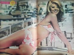 Pazar Haftalık Aktüalite Sinema Tiyatro Müzik ve Magazin Dergisi - 5 Ekim 1973 - Sayı:889 - Zeynep Aksu - Sezer Güvenirgil - Mine Soley göğüslerini büyütmeye Danimarka'ya gidiyor - Adana'ya paydos, sinemaya devam - Pelin Ceylan Bir ay önce nişanı bozan Arzu Okay ve Seyhan Karabay yeniden barıştılar - Beyza Başar - Japonya'da bir Türk Güzeli - Beyza Başar - Piraye Uzun Dev Posteri - Seyyal Taner - Piraye Uzun şarkıcılıkta direniyor - Kırgınlık var ayrılık yok... - Filiz Akın - Türker İnanoğlu - Ceyda Karahan iç çamaşırı ile defilelerde boy gösterecek - Pelin Ceylan - Oya Peri - Feridun Gölgeçen - Romalı Perihan - Diclehan Baban - Prensus Banu - Zuhal Aktan - Dansözlüğe ilk adım - Seyyal Taner - Osman Faruk Seden - Bahar Erdeniz sevişmeye doyamıyor - Kadir İnanır fotoğraf ve haberi - Posterli Tam Takım Dergi